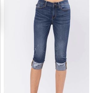 Distressed Cuff Capri Reg.